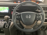 【ハンドル】運転にかかわる様々な操作を安全に行えるように視点移動が少なく操作性に配慮されたスイッチ類が凝縮されたコックピットです。