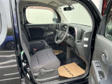 運転席まわりです。実際に座ってみて、乗り心地を体験してみてください。
