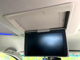 【フリップダウンモニター】大画面モニターで後席でもエンタメをお楽しみいただけます。小さなお子様にも大人気の装備です♪