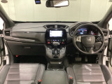 車内は光触媒抗菌消臭施工済です。インパネ周りはスタイリッシュなデザインで機能や装備も充実しています。グローブボックスやカップホルダーのほかにトレーなどたくさんの収納スペースが付いています。