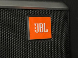 【JBLサウンドシステム】メーカーオプションの高品位サウンドシステムを搭載。専用のチューニングが施された大小様々なスピーカーから良質なサウンドが奏でられ、臨場感あふれる音響空間を演出します。