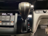 CVT車のセレクトレバーです。低速から高速まで、変速ショックのないスムーズな走りを実現するとともに、エンジン効率のよい領域を維持することで燃費にも貢献します。