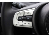 ハンドル左部分でオーディオ操作が可能。そのため、運転中でも目線をずらさずに安全運転♪スマートフォンを接続してハンズフリー通話も可能です。
