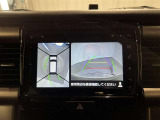 【パノラミックビューモニター】専用のカメラにより、上から見下ろしたような視点で360度車の周囲を確認することができます。