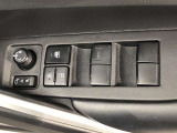 パワーウィンドのスイッチです。運転席に座りながら、助手席や後席の窓を開け閉めできるので大変便利ですよ。