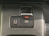 【電動パーキングブレーキ】パーキングブレーキは便利な電動式!ボタン一つで操作でき、アクセルを踏めば自動で解除されます♪レバーやペダルが無いので運転席廻りもすっきりしますね♪