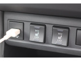 運転席と助手席にシートヒーターが付いています。