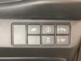 ハンドルの右側にHondaセンシング用のメインスイッチとパワーテールゲートスイッチがついています。パワーテールゲートスイッチは車内からでもテールゲートの開け閉めを電動でできます。