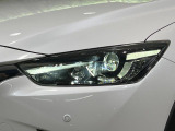 【LEDヘッドライト】悪天候や夜間走行時も良好な視界を確保し安心して運転できる高輝度LEDヘッドライトを装備!点灯速度が早く、消費電力も抑えられています。