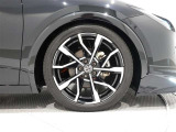 タイヤサイズは(195/50R19)で純正アルミホイールです。