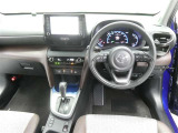 運転席からの視界はこんな感じです☆お気軽にご来店いただき、実際に座って是非お確かめください。ドライバーに寄り添う快適な操作フィールをもたらすステアリングです。