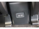 後部席へ乗車して携帯電話などを充電する時に前から配線を伸ばすとごちゃごちゃして邪魔になりがちですよね。そんな煩わしさを解消する後席側USBポート☆