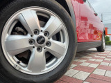 ●純正15インチアルミホイール:輸入車ならではの卓越した走りを支えるホイールと足回りです!日本車の走りに慣れている方にもぜひ体感して頂きたいほど、高いレベルでまとまっています!