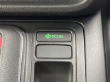 ECONモードの機能として、「燃費が良くなるアクセル制御」があります。アクセルペダルを余分に踏み込んでしまった場合でも、自動的に燃料の噴射量を抑え、エンジンの効率が良い領域で働かせるようにします。
