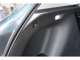 トランクルーム両サイドに3kgまで耐えられるフックが付いています♪