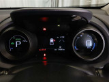 速度や燃費、ハイブリッドシステムの状態など、運転中に知りたい情報がすっきりと整理されており、視線移動が少なく済むため、初めての方でも安心して運転できます