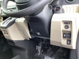 左側に高速で便利なETCがあり、横滑りを防ぐVSAなどのスイッチは、運転席の右側、手の届きやすい位置にあります。