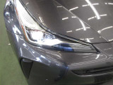 1灯の光源でハイ・ローを切り替えられるBi-Beam LEDランプ。通常ランプの2倍以上明るく約10年のロングライフです。