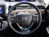 ハンドル左側にはオーディオ操作が出来るオーディオリモートコントロールスイッチ、右側にはHonda SENSINGとオートクルーズコントロールのスイッチを装備!