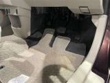 内装工程では、中古車を気持ちよくお乗りいただけるよう清掃しております。