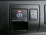 電動パーキングブレーキを搭載。スイッチ操作でパーキングブレーキを作動・解除することができるので操作の力が不要です。