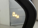 ブラインドスポットモニター装備。隣車線を走る車両を検知。ドアミラーでは確認しにくい後方、側方エリアに存在する車両や急接近してくる車両も検知しドアミラーに搭載されたLEDインジケーターが点灯します。