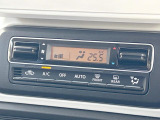 【オートエアコン】一度お好みの温度に設定すれば、車内の温度を検知し風量や温度を自動で調整。暑い&hellip;寒い&hellip;と何度もスイッチ操作をする必要はありません。快適な車内空間には必須の機能ですね♪