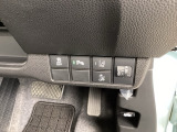 駐車や出庫時に障害物が接近するとお知らせしてくれるパーキングセンサーシステムつき。