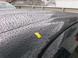 ルーフの運転席側後方にへこみがあります。