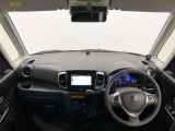 シンプルながら機能性溢れる運転席廻りです。視界性もよく、運転しやすいですよ。