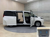 狭いスペースでも、隣の車を気にせず開閉出来るスライドドア。どんな場所でもドアを十分に大きく開くことが出来るので乗り降りや荷物を載せるのに便利です。