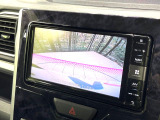 【バックカメラ】駐車時に後方がリアルタイム映像で確認できます。大型商業施設や立体駐車場での駐車時や、夜間のバック時に大活躍!運転スキルに関わらず、今や必須となった装備のひとつです!