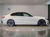 ☆BMWの前後重量配分50:50はエンジン自体をフロントタイヤよりも後ろにずらし、通常はエンジンルーム内に搭載される重量物であるバッテリーをトランクに移動させるなどして実現されています☆