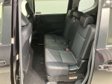 後部座席の写真になります。広いので運転も快適ですよ!