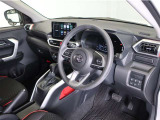 落ち着いた色合いで統一された室内。居心地の良い運転席がロングドライブをサポート。