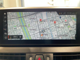 BMWのナビゲーションは操作性も良く、詳細な地図情報と交通状況を見やすく表示し、快適なドライビングをサポートしながら目的地までナビゲートします。