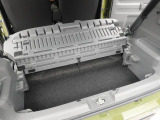 フレキシブルボードが標準装備なので荷室床の高さや形を変えることで、積む荷物に応じて使い分けできるアレンジ性が高い機能です。