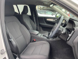 VOLVOのシートは人間工学に基づいた設計となっており、長時間の運転でも疲れにくいと定評があります。当店で、ぜひ座り心地をご体感ください。
