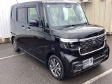 車幅いっぱいに伸びたフロントアクセサリLEDがボディーのワイド感を強調