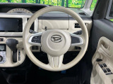 インテリアに合わせたデザインのステアリングは、運転される方のことも考え、運転しやすい形状、大きさです。是非一度、実際に触ってお確かめください。