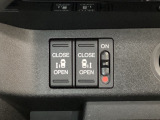 リアドアは乗り降りに便利な両側電動スライドドアです。また運転席に座っていながらスイッチ操作で自在にスライドドアを開け閉めできます。