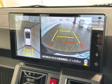 リバースギアに入れるだけで後方の表示へ切り替わります。夜間や雨の日の駐車も楽になりますよ。