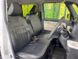 運転席シート廻りは使用感も少なく、良好な状態となっています。前オーナー様が丁寧に使っていたことがよくわかりますね。