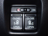 運転席からもスライドドアをボタン操作でスピーディーに開閉できます!またスマートキーでも操作できるので便利です。