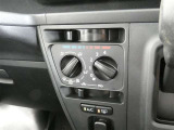 マニュアルエアコン装着です。夏は、快適に、冬でも車内の曇りを取ってくれるので安全です。