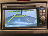 リバースギアに入れるだけで後方の表示へ切り替わります。夜間や雨の日の駐車も楽になりますよ。