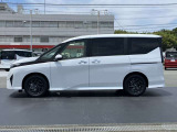 ハンズフリーオートスライドドア、両手が塞がった状態でもスライドドアの下で足先を抜き差しするだけで、スライドドアを自動で開閉することができます。開けるときにも閉めるときにも使える便利な機能です。