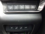 衝突軽減ブレーキなどの安全装備もしっかりと装備されております!また、リアパワーゲートもついてます!