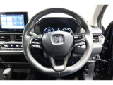 運転中もハンドルでの操作が可能です。特に高速道路等の目が離せない運転時には、便利さだけでなく、安全性も兼ね備えております。
