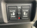 【両側パワースライドドア】両側がパワースライドドアになっており、運転席のスイッチやキーレスエントリーのボタンからでも開閉が可能です!狭い駐車場でのお子様の乗り降りに便利です!